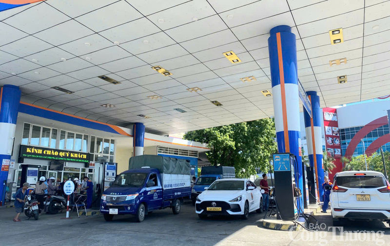 Trong ngày đầu triển khai, hoạt động mua bán xăng E10 tại các cửa hàng xăng dầu diễn ra ổn định, nguồn cung được bảo đảm