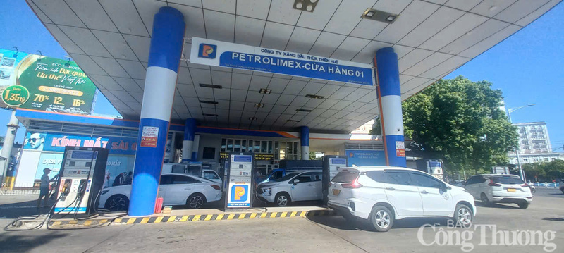 Các cửa hàng xăng dầu trên địa bàn thành phố Huế đã triển khai phân phối xăng sinh học E10 theo đúng lộ trình.