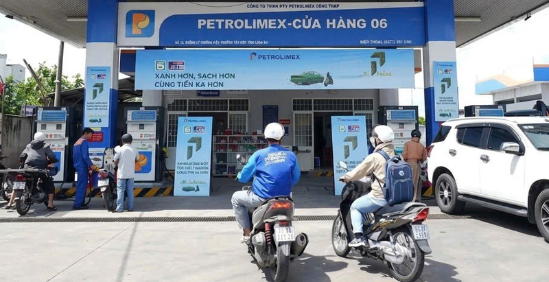 Công tác truyền thông, hướng dẫn trực quan tại các điểm bán giúp người đi xe máy lẫn ô tô dễ dàng tiếp cận và tin tưởng hơn vào nhiên liệu mới. Ảnh: Petrolimex Đồng Tháp.