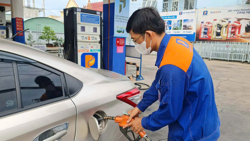 Các dòng ô tô đời mới sử dụng hệ thống phun xăng điện tử hoàn toàn tương thích và vận hành ổn định khi chuyển đổi sang xăng E10. Ảnh: Petrolimex Đồng Tháp.