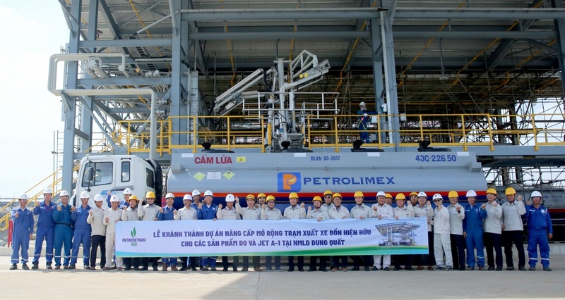 Các đại biểu tại Lễ khánh thành Dự án NCMR Trạm xuất xe bồn hiện hữu cho các sản phẩm DO và Jet-A1 của NMLD Dung Quất. Ảnh: BSR