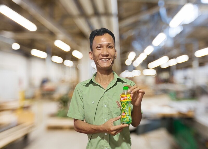 Anh Nguyễn Xuân Trung, một công nhân tại Đồng Nai là một trong những khách hàng may mắn trúng Giải thưởng 100 triệu đồng nhờ uống Trà Xanh Không Độ trong hè 2025. Ảnh: NVCC