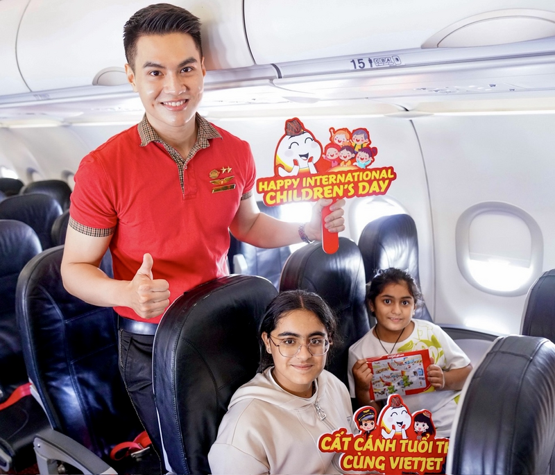 Những món quà từ phi hành đoàn Vietjet như lời chào đặc biệt dành cho các “hành khách nhí”, tiếp thêm niềm vui cho hành trình khám phá mùa hè.