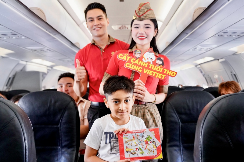 Những nụ cười trẻ thơ rạng rỡ giữa không gian ngập tràn sắc đỏ đặc trưng của Vietjet.