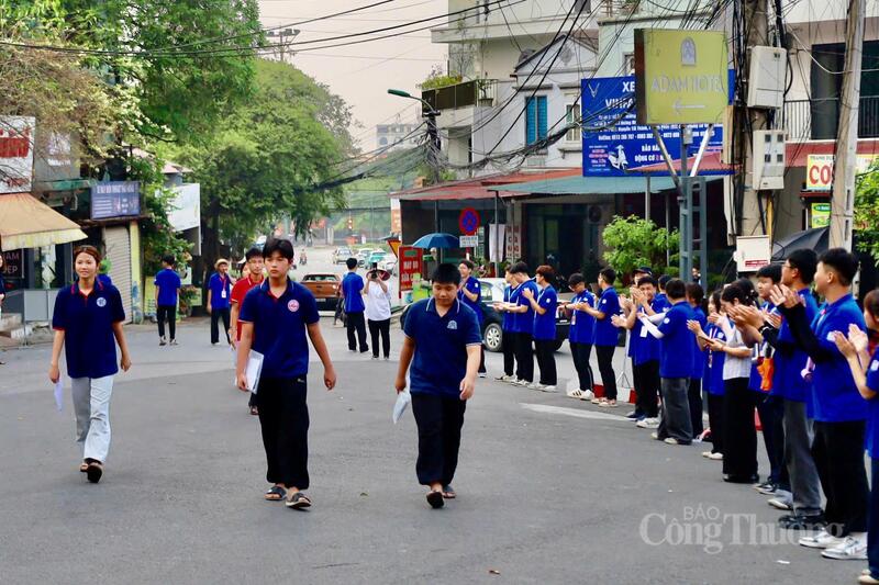Từ sáng sớm, đông đảo phụ huynh đã đưa con em đến điểm thi để chủ động thời gian, tránh những tình huống phát sinh.