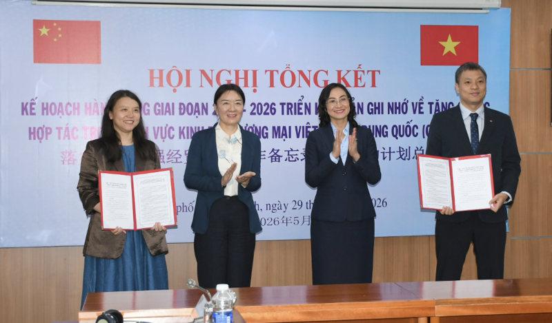 Trao danh mục nhiệm vụ trọng tâm Bộ Công Thương và Chính quyền nhân dân Quảng Tây (Trung Quốc) giữa Vụ Phát triển thị trường nước ngoài và Lãnh đạo Sở Thương mại Quảng Tây tại sự kiện.