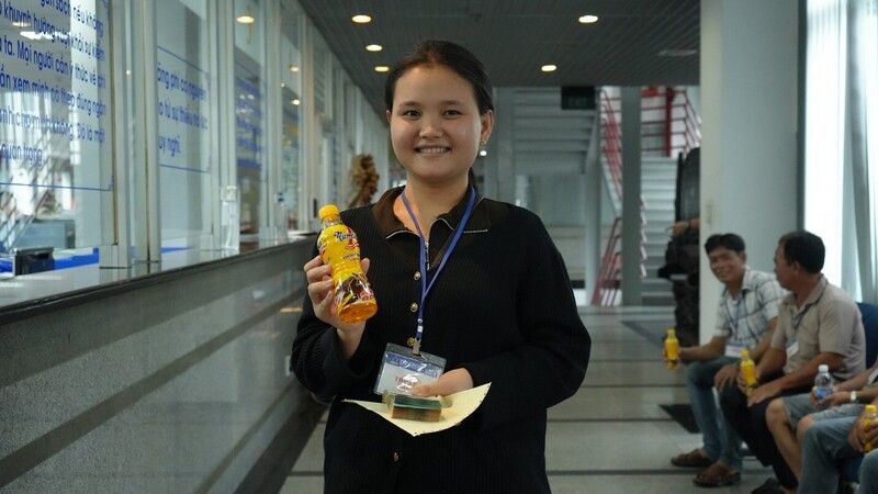 Chị Lê Thị Ngọc Trang cùng gia đình vượt hơn 100km để về tận trụ sở Công ty Number 1 nhận thưởng 50 triệu đồng trong hè 2025.