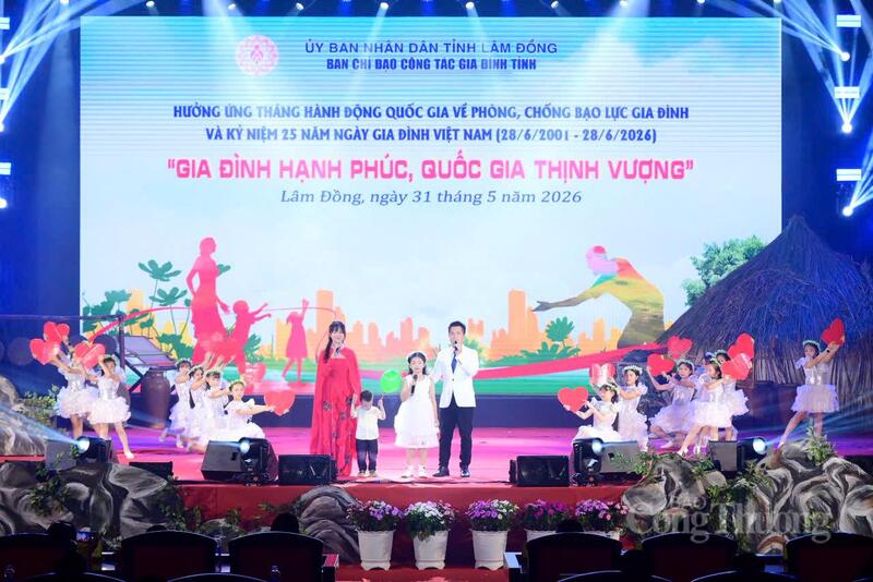 Các tiết mục văn nghệ đặc sắc tại chương trình. Ảnh: ĐVCC