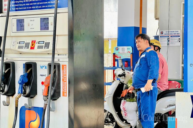 Tại Cửa hàng xăng dầu trên đường Lê Duẩn (phường Hội Phú), lượng khách đến đổ xăng trong buổi sáng khá ổn định. Ảnh: Hiền Mai