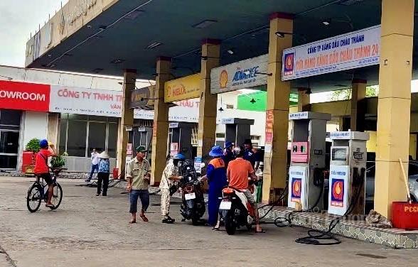 Tại Đồng Tháp các doanh nghiệp đầu mối và cửa hàng bán lẻ được triển khai đồng bộ đổi qua kinh doanh xăng E10 - Ảnh: Khánh Ngọc.