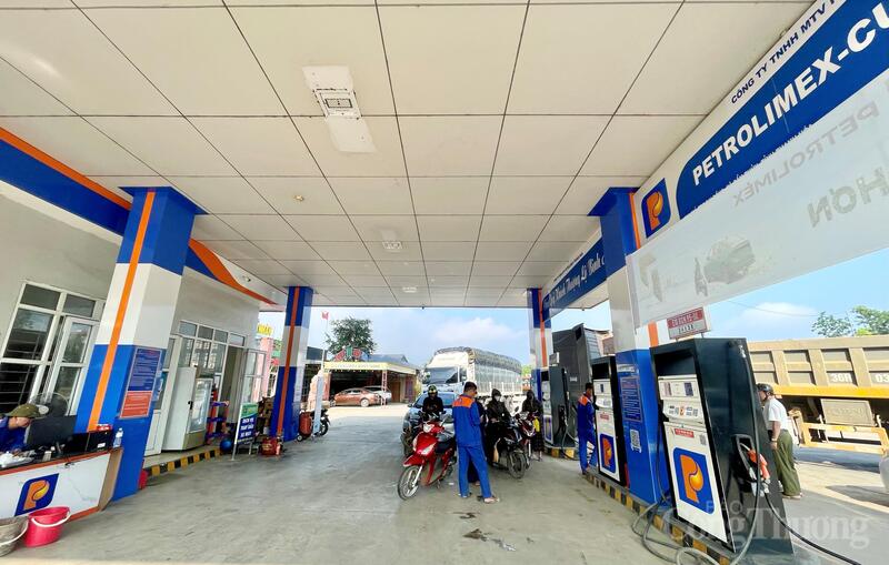 Từ ngày 1/6/2026, xăng sinh học E10 chính thức được phân phối rộng rãi trên toàn quốc theo lộ trình của Bộ Công Thương, đánh dấu bước chuyển quan trọng trong chiến lược phát triển nhiên liệu sạch, giảm phát thải và hướng tới tăng trưởng xanh. Ảnh: Ngô Nhung