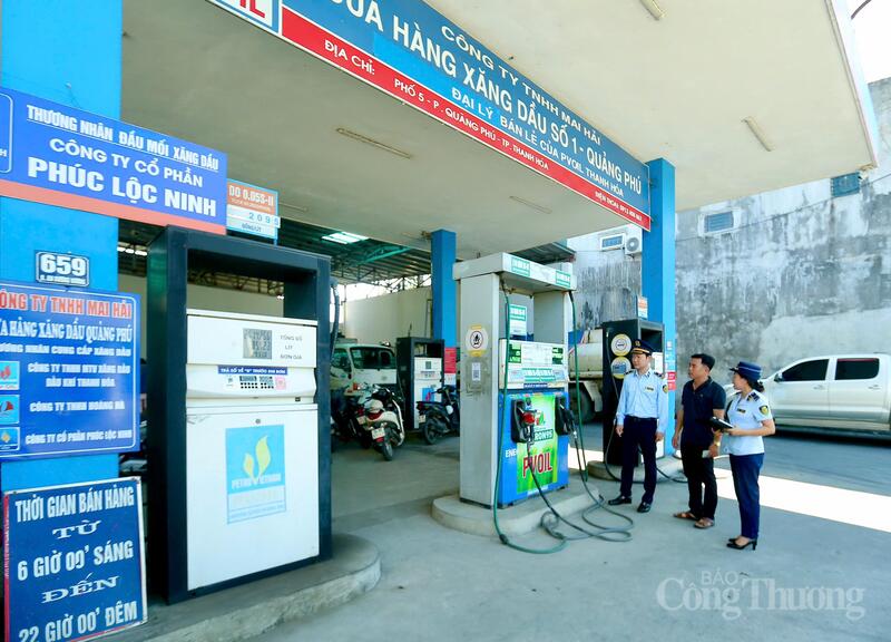Trước thời điểm xăng E10 chính thức được bán rộng rãi, lực lượng Quản lý thị trường Thanh Hóa đã tăng cường kiểm tra các cửa hàng kinh doanh xăng dầu trên địa bàn. Nội dung kiểm tra tập trung vào nguồn gốc hàng hóa, chất lượng nhiên liệu, điều kiện bảo quản và việc niêm yết giá, nhằm bảo đảm quyền lợi người tiêu dùng và thị trường vận hành ổn định trong giai đoạn chuyển đổi sang nhiên liệu sinh học. Ảnh: Ngô Nhung