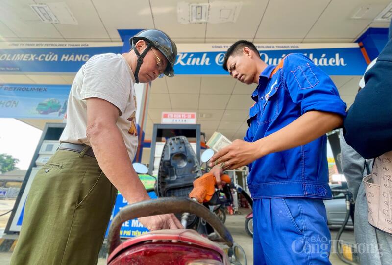 Ghi nhận của phóng viên Báo Công Thương, trong ngày đầu triển khai tại nhiều địa phương của tỉnh Thanh Hóa như xã Cẩm Thủy, xã Thạch Quảng… hoạt động bán xăng E10 diễn ra ổn định. Các cửa hàng xăng dầu đã hoàn tất việc chuyển đổi bồn chứa, hệ thống bơm và niêm yết thông tin sản phẩm để phục vụ người dân. Ảnh: Ngô Nhung