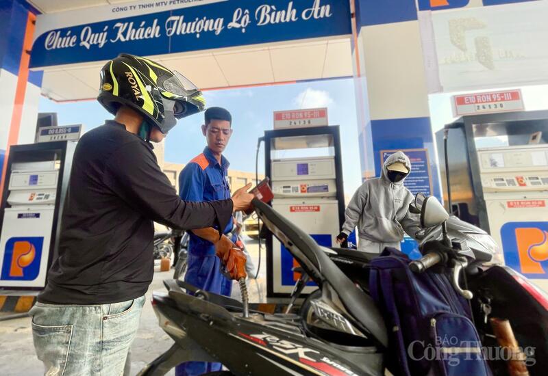 Từ sáng sớm, lượng phương tiện đến đổ xăng tại các cây xăng trên địa bàn vẫn duy trì như thường lệ. Không xuất hiện tình trạng ùn ứ hay tâm lý e ngại của khách hàng trước loại nhiên liệu mới. Ảnh: Ngô Nhung