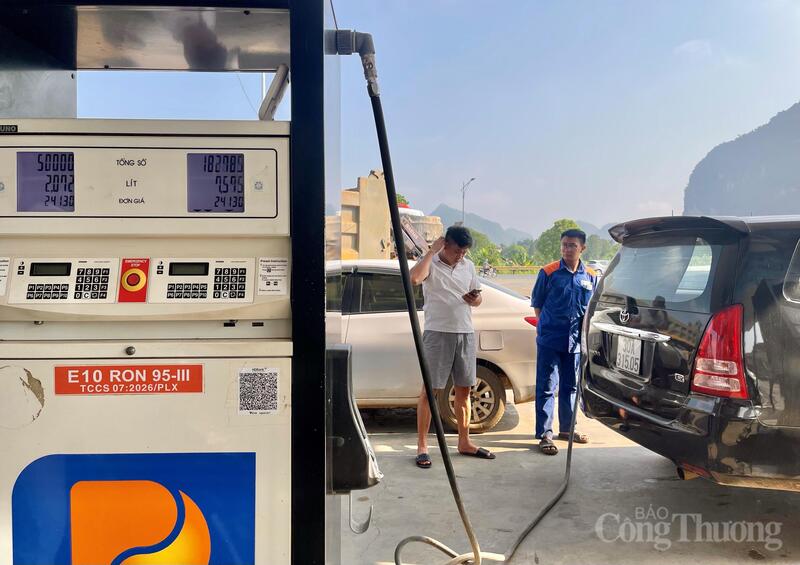 Không chỉ các phương tiện xe máy, nhiều người sử dụng ô tô cũng lựa chọn trải nghiệm nhiên liệu mới ngay trong ngày đầu mở bán. Anh Lê Văn Nam (xã Cẩm Thuỷ) cho biết việc chuyển sang sử dụng nhiên liệu sinh học là xu hướng tất yếu. “Tôi thấy nhiều nước đã sử dụng xăng sinh học từ lâu. Nếu vừa bảo vệ môi trường vừa đảm bảo vận hành phương tiện thì người dân sẽ dần quen và ủng hộ”, anh Nam nói. Ảnh: Ngô Nhung