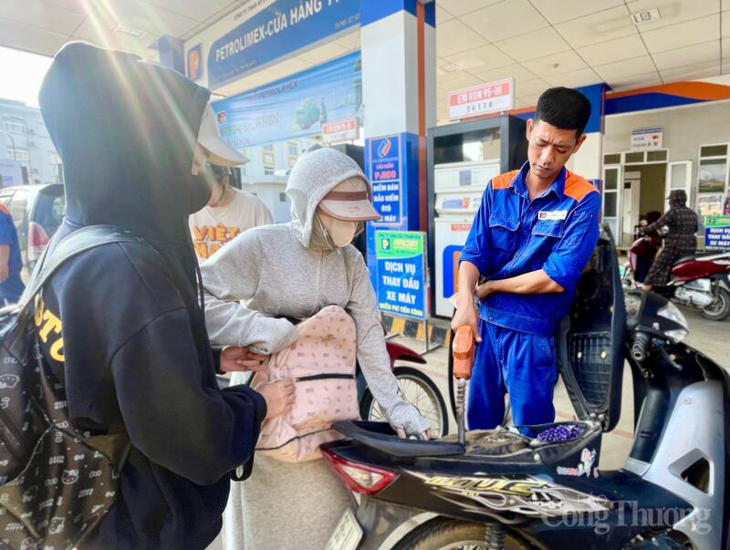 Theo nhân viên cửa hàng xăng dầu số 114 - Petrolimex, trong ngày đầu triển khai, lượng tiêu thụ E10 tương đối ổn định, không có phản ánh bất thường từ khách hàng. “Chúng tôi đã chuẩn bị đầy đủ cơ sở vật chất, bồn chứa và hệ thống phân phối theo quy định. Người dân hiện chủ yếu tìm hiểu thông tin về khả năng tương thích với động cơ, còn tâm lý lo ngại không nhiều như dự đoán ban đầu”, nhân viên này thông tin. Ảnh: Ngô Nhung