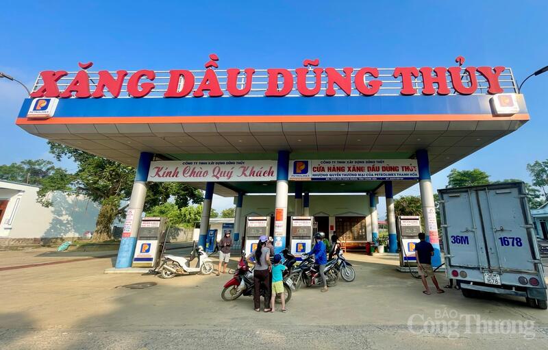Còn tại cây xăng Dũng Thuỷ, trên địa bàn xã Thạch Quảng, lượng người dân mua xăng E10 sử dụng rất đông. Ngày đầu tiên triển khai trên phạm vi toàn quốc cho thấy quá trình chuyển đổi sang nhiên liệu sinh học E10 đang diễn ra tương đối thuận lợi. Ảnh: Ngô Nhung