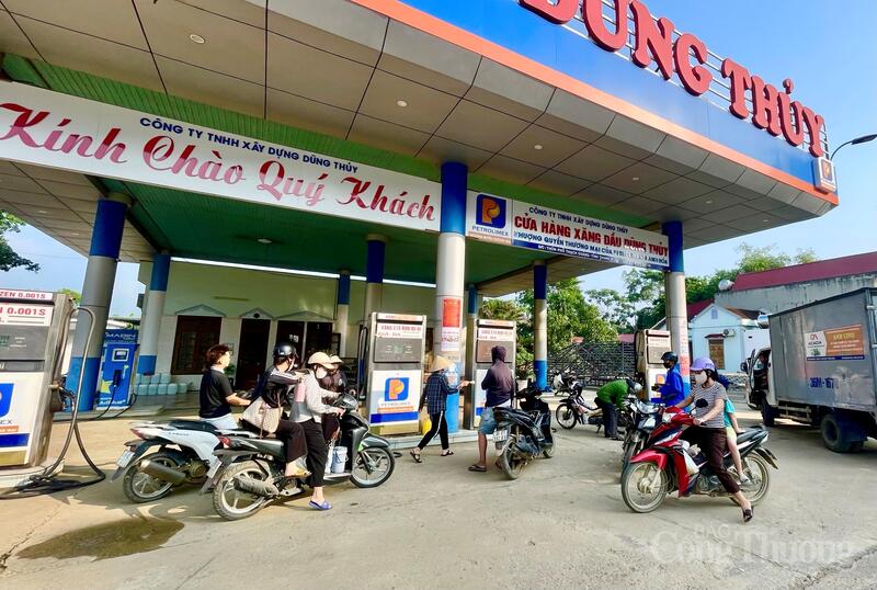 Theo Bộ Công Thương, việc triển khai xăng E10 là bước đi tiếp theo trong lộ trình sử dụng nhiên liệu sinh học tại Việt Nam. Loại nhiên liệu này được pha trộn 10% ethanol sinh học với 90% xăng khoáng, góp phần giảm lượng khí thải gây ô nhiễm môi trường và giảm phụ thuộc vào nhiên liệu hóa thạch. Các doanh nghiệp đầu mối như Petrolimex, PVOIL cùng hệ thống kho cảng, nhà máy lọc dầu đã chuẩn bị nguồn cung và hạ tầng kỹ thuật để bảo đảm việc phân phối ổn định trên phạm vi toàn quốc. Ảnh: Ngô Nhung