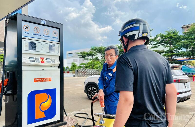 Toàn tỉnh có 10 thương nhân đầu mối, 11 thương nhân phân phối cùng 733 cửa hàng bán lẻ xăng dầu, tạo nên mạng lưới cung ứng rộng khắp, bảo đảm đáp ứng đầy đủ nhu cầu của người dân và doanh nghiệp. Ảnh: Hiền Mai
