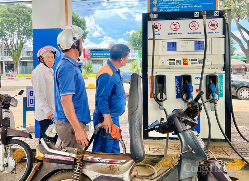 Người dân đổ xăng E10 tại một cửa hàng xăng dầu Petrolimex trên đường Lê Duẩn (phường Hội Phú) trong ngày đầu triển khai đồng loạt trên cả nước. Ảnh: Hiền Mai