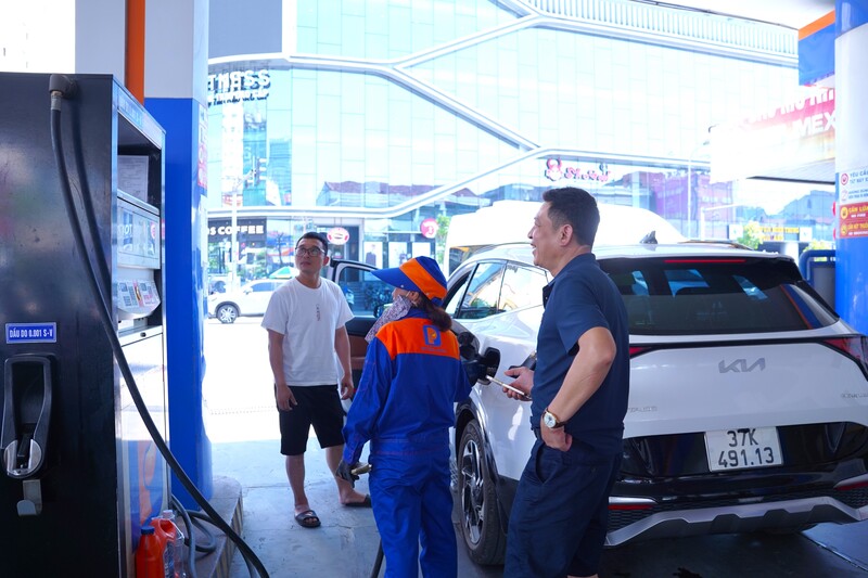 Khách hàng được nhân viên trao đổi, hướng dẫn tận tình về việc sử dụng xăng E10 thân thiện môi trường.