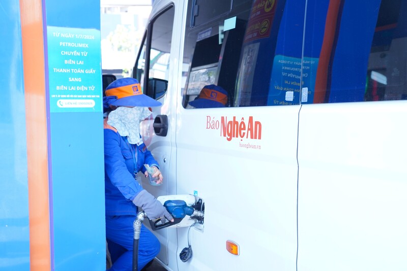 Thực hiện theo lộ trình, các đơn vị kinh doanh xăng dầu đã chuẩn bị từ sớm, bài bản các khâu chuyển đổi, chủ động nguồn hàng, bảo đảm nguồn cung, ổn định thị trường.