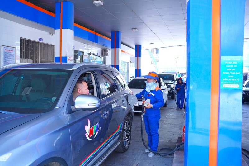 Đến nay, các cửa hàng xăng dầu thuộc hệ thống và nhượng quyền của Petrolimex Nghệ An đã bán xăng E10. Theo số liệu từ Công ty TNHH Petrolimex Nghệ An, sản lượng xăng E10 xuất bán tại các cửa hàng trong tháng 5 là trên 7.800 m3.