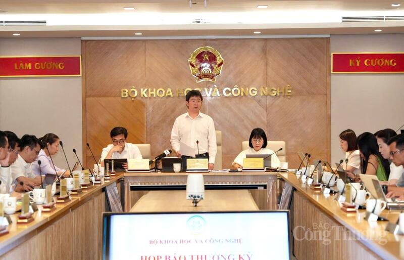 Thứ trưởng Bộ Khoa học và Công nghệ Bùi Hoàng Phương chủ trì họp báo