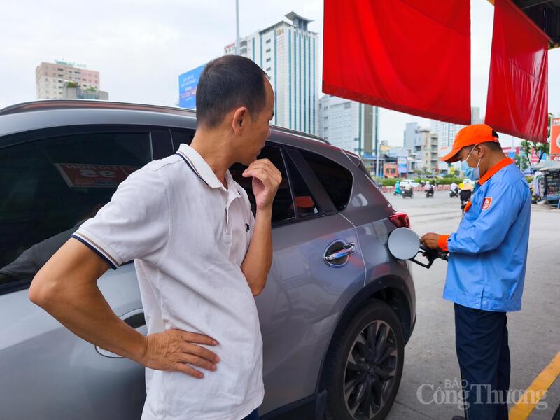 Anh Phạm Ngọc Thịnh (chủ phương tiện) đổ xăng E10 và cảm thấy hài lòng về loại xăng mới này. Ảnh: Thừa Ngọc