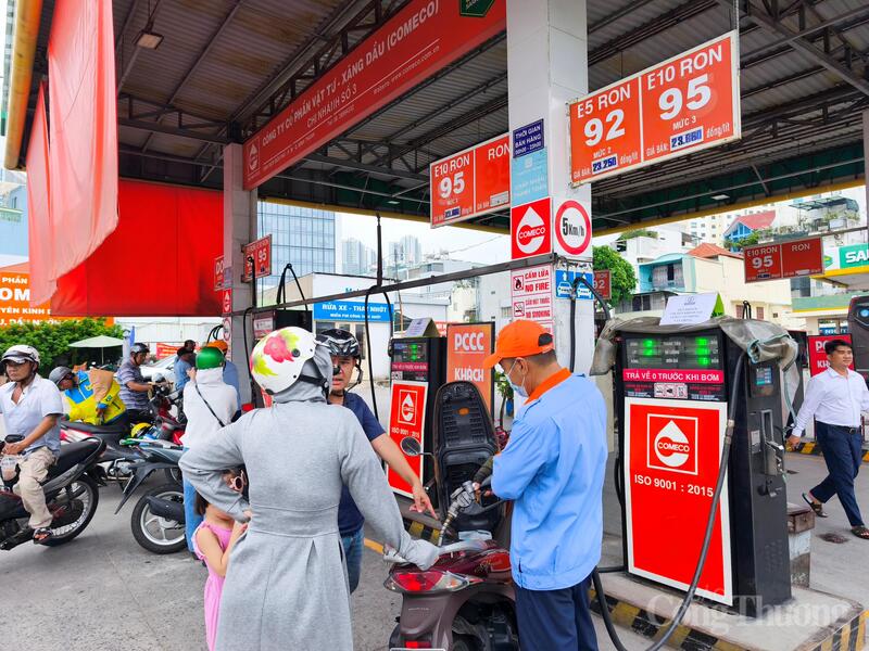 Người tiêu dùng đổ xăng tại cây xăng của Sài Gòn Petro. Ảnh: Thừa Ngọc