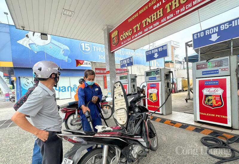Người dân đổ xăng E10 tại một cửa hàng xăng dầu trên đường Tô Ký, xã Đông Thạnh trong sáng ngày 1/6 - ngày đầu triển khai đồng loạt trên cả nước. Ảnh: Thanh Minh.