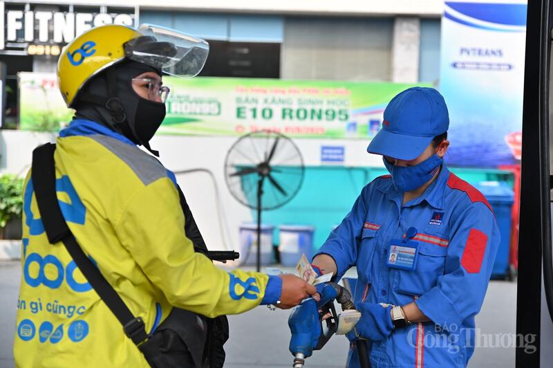 Khách hàng thanh toán sau khi sử dụng xăng E10 tại cửa hàng xăng dầu. Ảnh: Nam Nguyễn