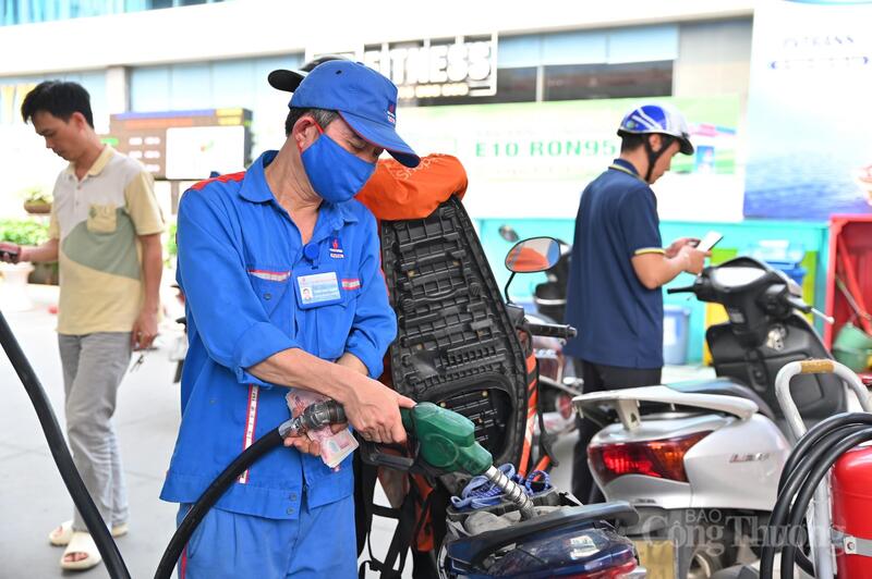 Tại cửa hàng PVOIL trên phố Hoàng Quốc Việt, nhân viên liên tục bơm xăng. Theo ghi nhận của phóng viên, lượng người mua không có khác biệt so với ngày thường. Ảnh: Nam Nguyễn