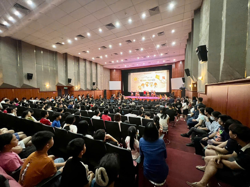 Đông đảo các bạn thiếu nhi tham gia Lễ khai mạc Tuần lễ Phim Thiếu nhi Việt Nam - Thụy Điển. Ảnh: Tùng Lâm
