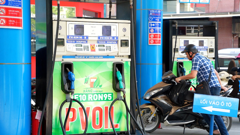 Ngày đầu mở bán xăng E10 trên toàn quốc ghi nhận ý kiến tích cực từ người dân. Ảnh: Thái Mạnh.