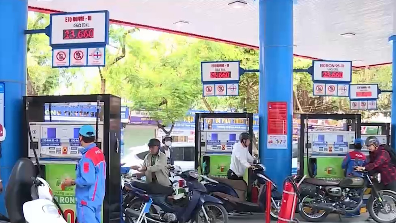 Các cửa hàng xăng dầu cho biết lượng tiêu thụ xăng E10 ổn định. Ảnh: Thái Mạnh.
