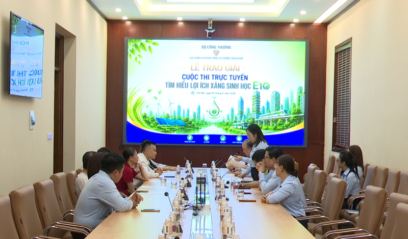 Lễ tổng kết và trao giải cho các cá nhân đạt giải tại Vòng thi trực tuyến Cuộc thi “Tìm hiểu lợi ích của xăng sinh học E10”. Ảnh: Cục Quản lý và Phát triển thị trường trong nước