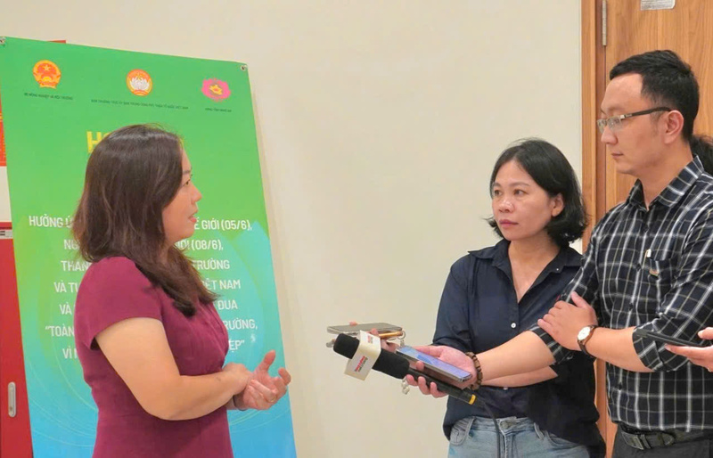 Bà Lê Thị Hồng Nhi, Phó Tổng Giám đốc Truyền thông, Đối ngoại và Phát triển bền vững, Unilever Việt Nam (bên trái) trao đổi với phóng viên Báo Công Thương. Ảnh: Lê Thủy