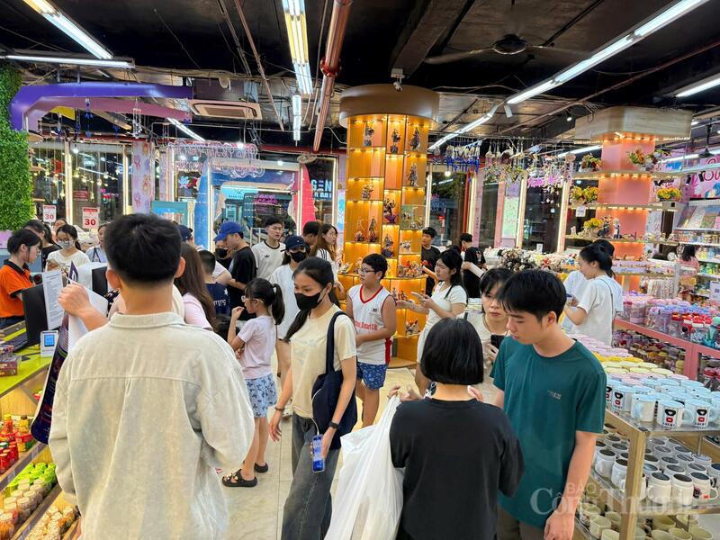 Thị trường quà tặng 'tăng nhiệt' ngày Quốc tế Thiếu nhi 1/6  - 2