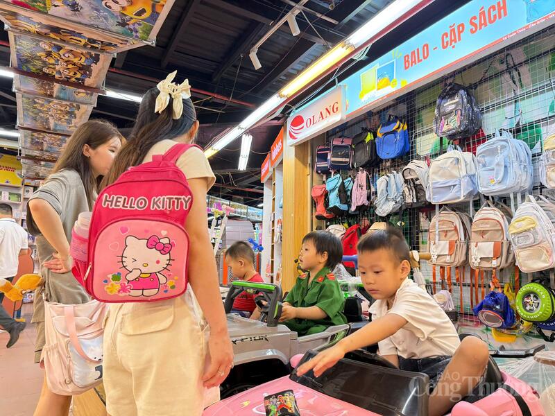 Các bé thiếu nhi hào hứng khám phá, trải nghiệm các sản phẩm bày bán tại cửa hàng.
