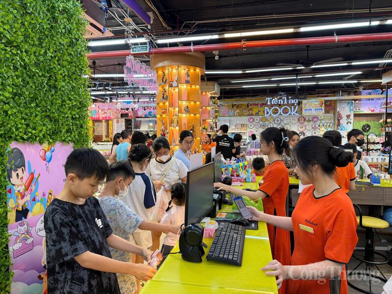 Sức mua dịp 1/6 năm nay được đánh giá khả quan hơn nhờ nhu cầu vui chơi, mua sắm của nhiều học sinh tăng lên trong thời điểm bắt đầu nghỉ hè.