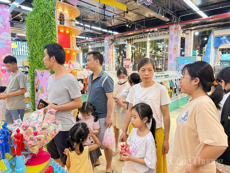 Thị trường quà tặng 'tăng nhiệt' ngày Quốc tế Thiếu nhi 1/6  - 1