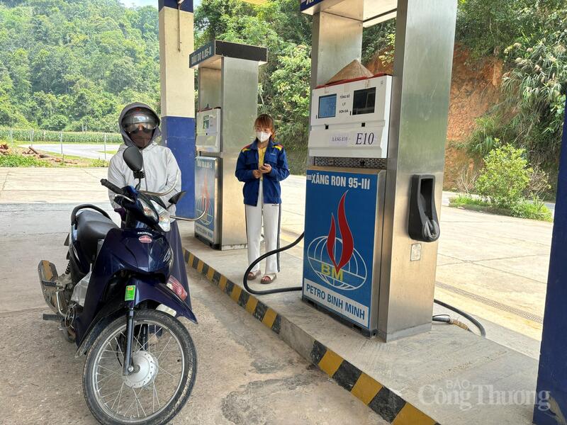 Người dân đổ xăng E10 tại Cửa hàng bán lẻ xăng dầu Sơn Thuỷ số 2 (xã Kim Đồng, tỉnh Cao Bằng).