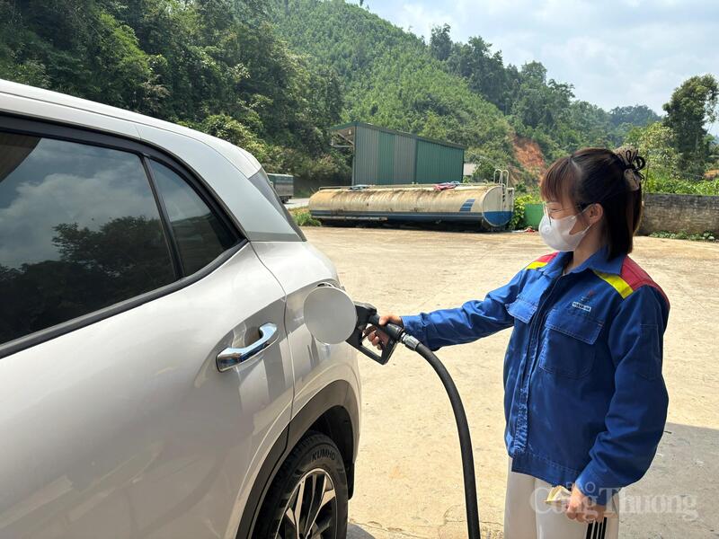 Nhân viên Cửa hàng bán lẻ xăng dầu Sơn Thuỷ số 2 đang đổ xăng E10 cho khách.