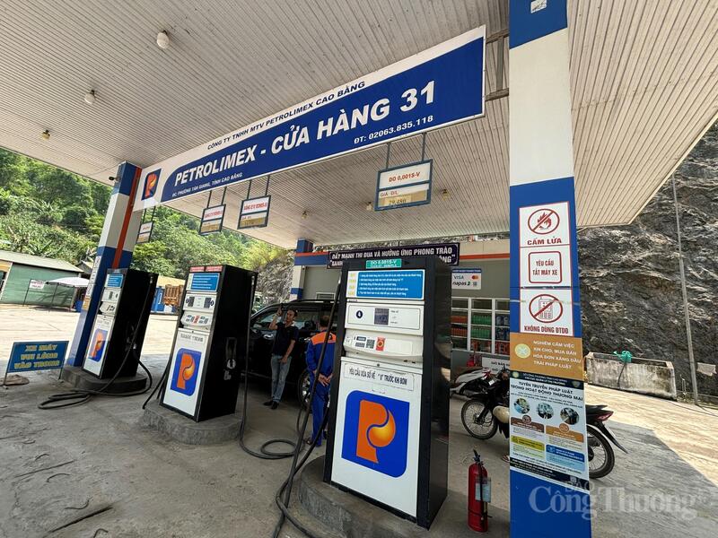 Cửa hàng xăng dầu Petrolimex số 31 (phường Tân Giang, tỉnh Cao Bằng) đồng loạt triển khai bán xăng E10.