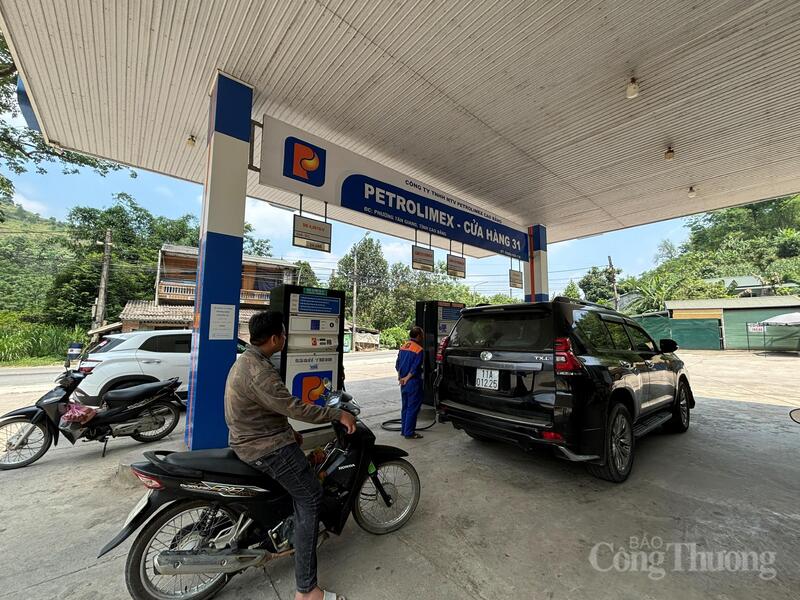 Các phương tiện đang dừng chờ để đổ xăng tại Cửa hàng xăng dầu Petrolimex số 31.