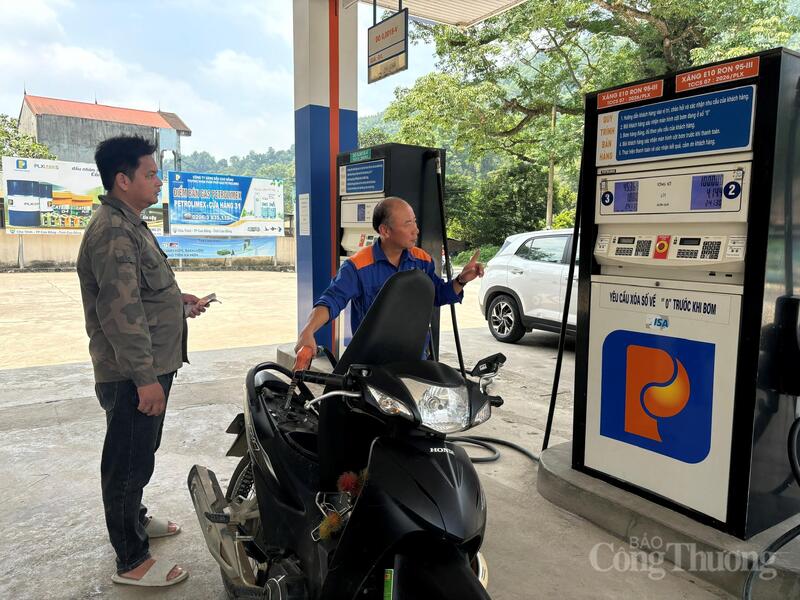 Ông Hoàng Việt Hữu, Trưởng Cửa hàng xăng dầu số 31 vừa đổ xăng, vừa giải thích cho khách hàng về lợi ích của xăng E10.