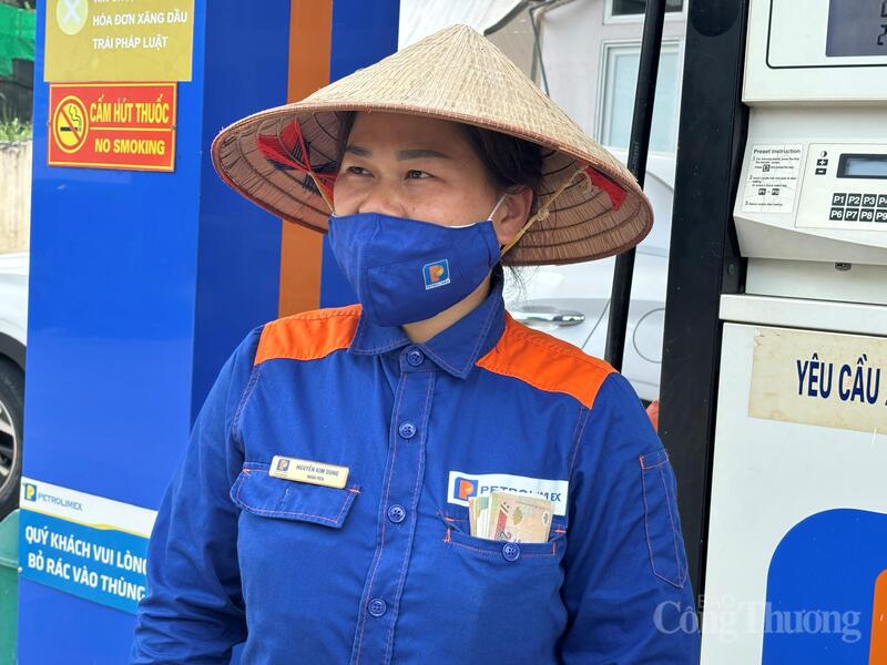 Chị Nguyễn Kim Dung nhân viên Cửa hàng xăng dầu Petrolimex số 19 cho biết, cửa hàng đã chuẩn bị mọi điều kiện tốt nhất để phục vụ nhu cầu tiêu thụ xăng E10 của người dân, đảm bảo đủ nguồn cung và chất lượng.