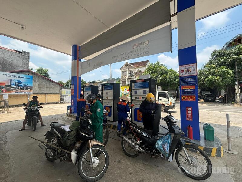 Người dân xếp hàng chờ đổ xăng tại Cửa hàng xăng dầu Petrolimex số 19.