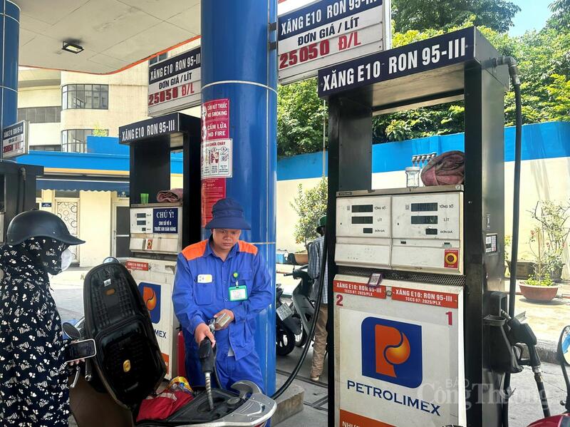 Sáng 1/6/2026, xăng sinh học E10 đã chính thức được triển khai kinh doanh đại trà trên phạm vi toàn quốc. Ảnh: Thuỳ Dương